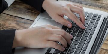 ilustrasi berselancar di internet (freepik)