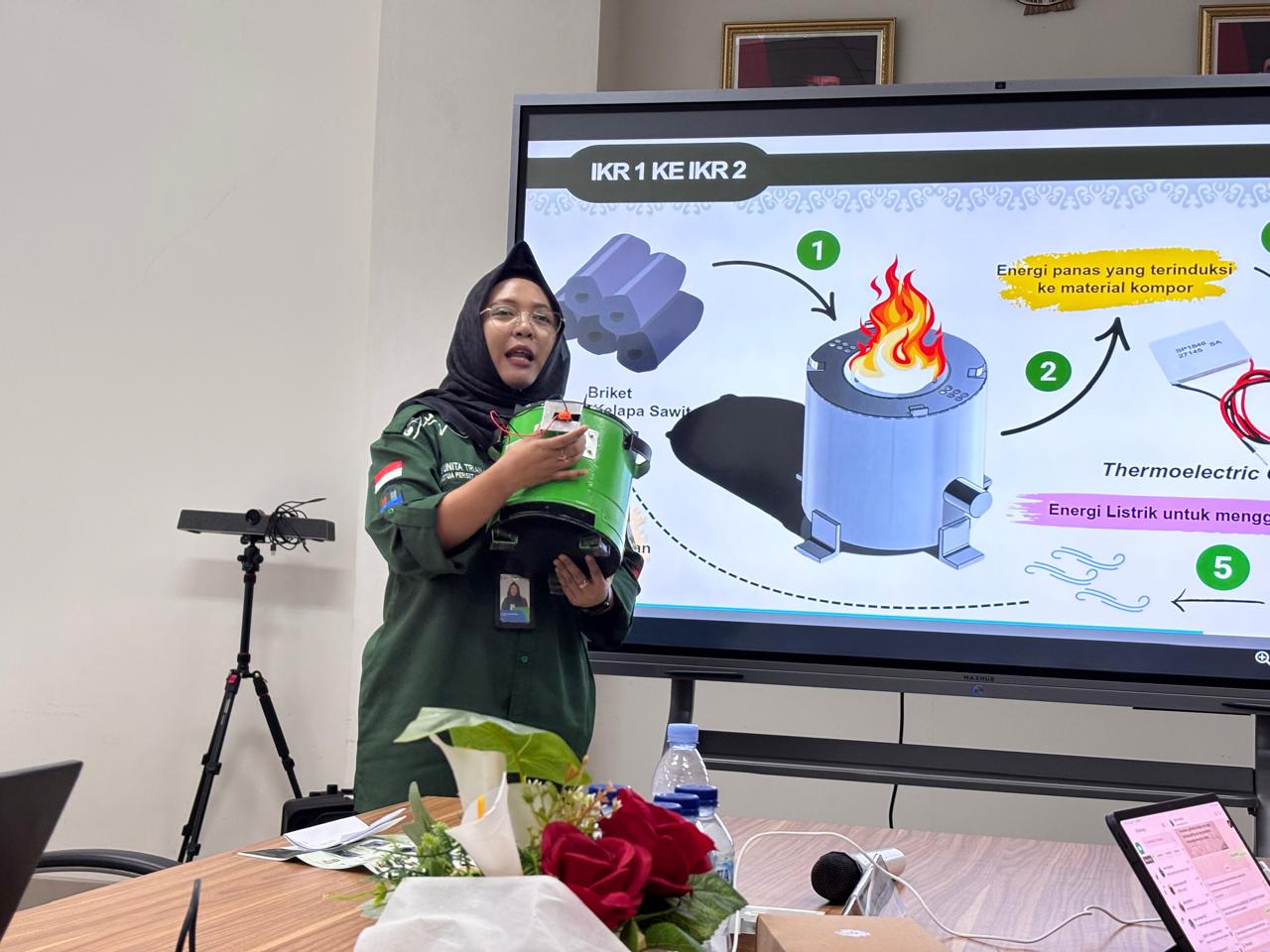Yunita saat presentasi kompor biobriket hasil inovasi timnya 