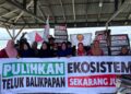 para perempuan yang memperjuangkan pemulihan ekosistem di Teluk Balikpapan, dalam sebuah aksi pad 2024 lalu. (Foto; Nofiyatul Chalimah)