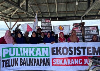 para perempuan yang memperjuangkan pemulihan ekosistem di Teluk Balikpapan, dalam sebuah aksi pad 2024 lalu. (Foto; Nofiyatul Chalimah)