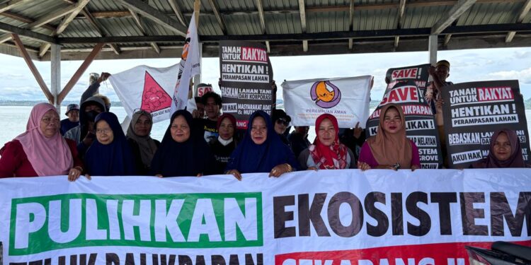 para perempuan yang memperjuangkan pemulihan ekosistem di Teluk Balikpapan, dalam sebuah aksi pad 2024 lalu. (Foto; Nofiyatul Chalimah)