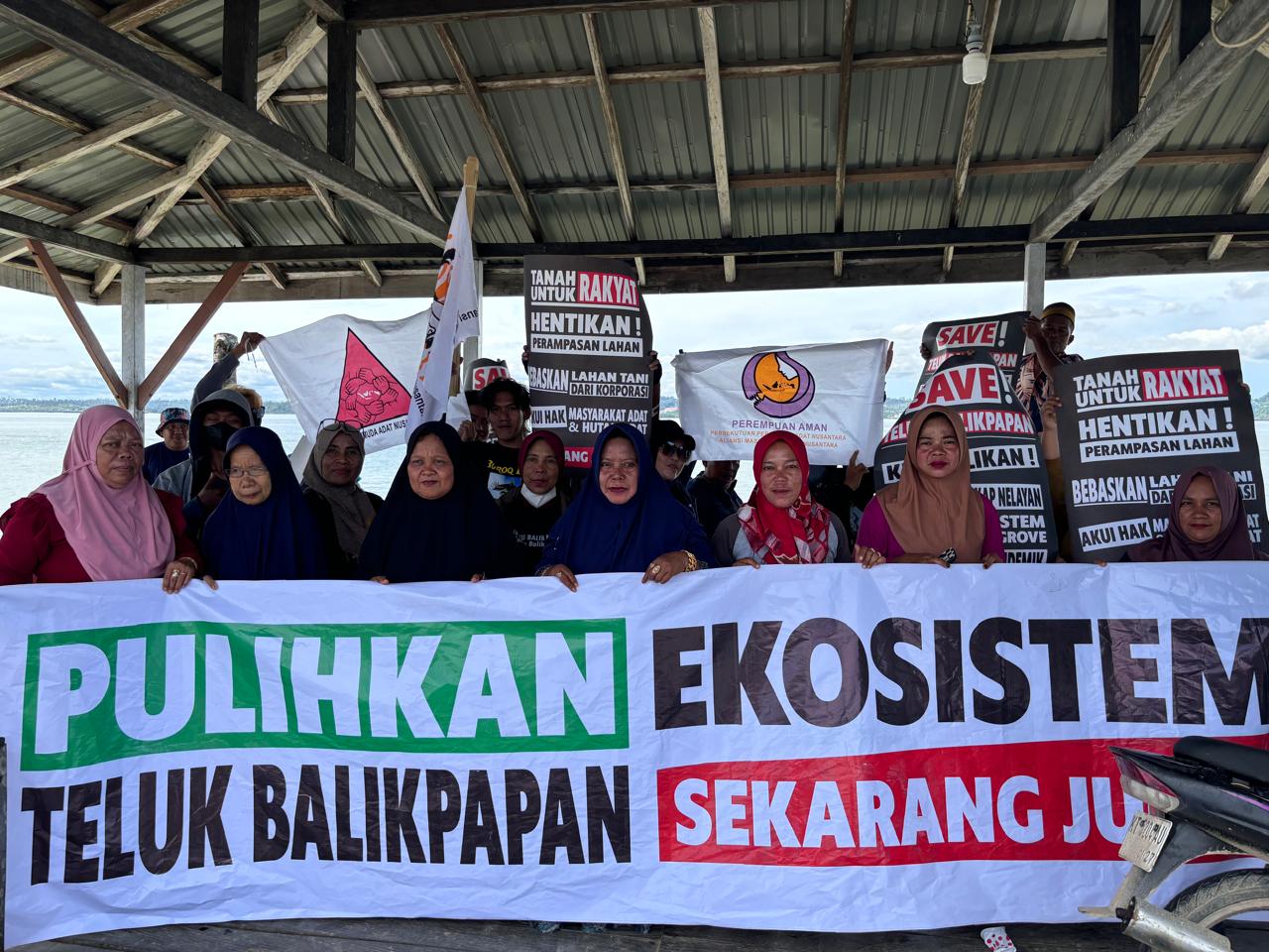para perempuan yang memperjuangkan pemulihan ekosistem di Teluk Balikpapan, dalam sebuah aksi pad 2024 lalu. (Foto; Nofiyatul Chalimah)