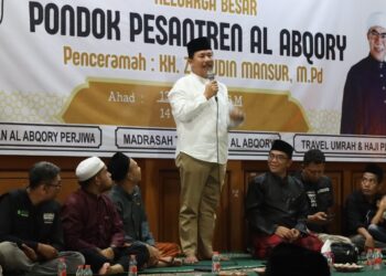(Sekda Kukar menyampaikan penghargaan kepada Paskas Kukar/istimewa)
