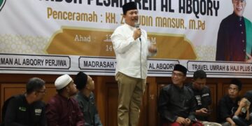 (Sekda Kukar menyampaikan penghargaan kepada Paskas Kukar/istimewa)