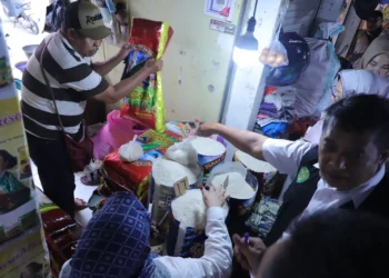 Respons isu beras oplosan, tim lakukan pemeriksaan beras di beberapa titik Samarinda (foto: Pemprov kaltim)