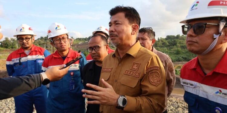 (Sekda Kukar meninjau semburan lumpur bercampur gas milik PT Pertamina EP, Sangasanga/istimewa)