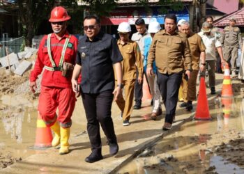 (Bupati Kukar beserta Wabup meninjau proses pembangunan Pasar Tangga Arung/istimewa)