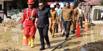 (Bupati Kukar beserta Wabup meninjau proses pembangunan Pasar Tangga Arung/istimewa)