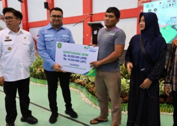 (Penyerahan santunan JKM dan JHT oleh Bupati Kukar/istimewa)