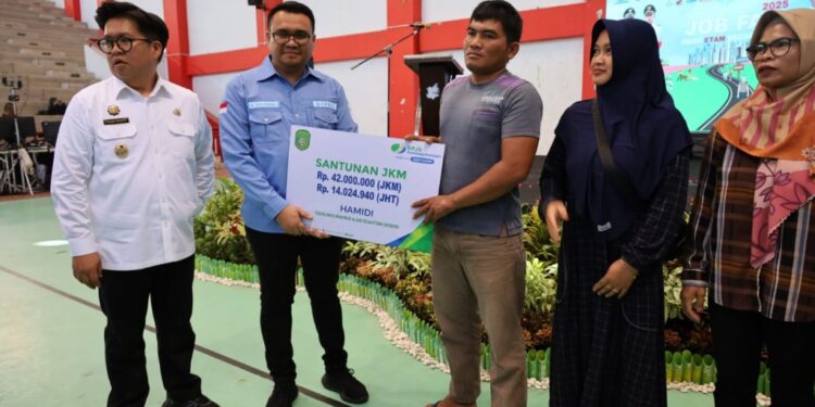 (Penyerahan santunan JKM dan JHT oleh Bupati Kukar/istimewa)