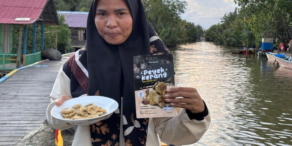 Perempuan babulu laut, Lina Rais yang meningkatkan nilai kerang dara dari daerahnya (Foto: Nofiyatul Chalimah)