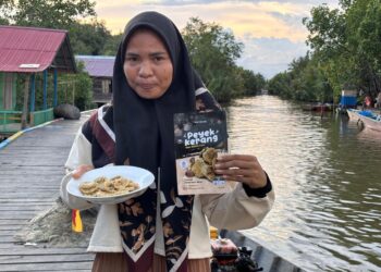 Perempuan babulu laut, Lina Rais yang meningkatkan nilai kerang dara dari daerahnya (Foto: Nofiyatul Chalimah)