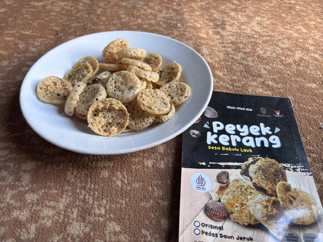 Peyek kerang dara hasil olahan Lina Rais (foto: Nofiyatul Chalimah)