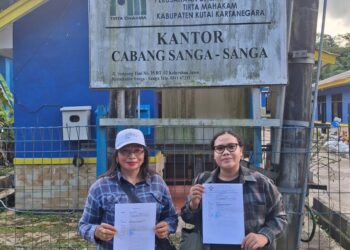 Jatam Kaltim dan Salah satu warga Sangasanga ajukan permohonan informasi soal hasil uji laboratorium air baku pasca ledakan sumur minyak sangasanga (Foto: Jatam Kaltim)