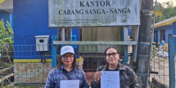 Jatam Kaltim dan Salah satu warga Sangasanga ajukan permohonan informasi soal hasil uji laboratorium air baku pasca ledakan sumur minyak sangasanga (Foto: Jatam Kaltim)