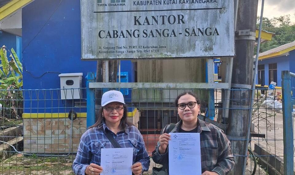 Jatam Kaltim dan Salah satu warga Sangasanga ajukan permohonan informasi soal hasil uji laboratorium air baku pasca ledakan sumur minyak sangasanga (Foto: Jatam Kaltim)