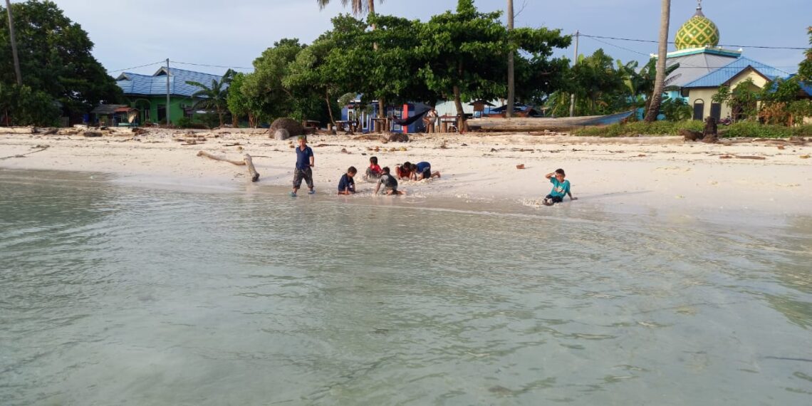 ilustrasi anak yang bermain di Pesisir Pulau Maratua, Kalimantan Timur