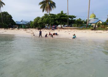 ilustrasi anak yang bermain di Pesisir Pulau Maratua, Kalimantan Timur