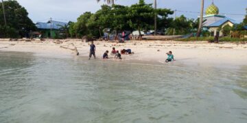 ilustrasi anak yang bermain di Pesisir Pulau Maratua, Kalimantan Timur