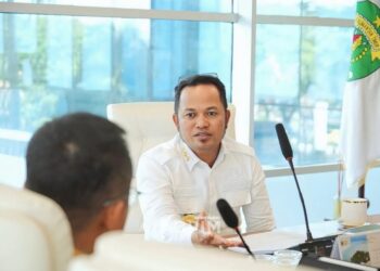 Gubernur Kaltim Rudy Mas'ud saat berdiskusi dengan Edi Mulyadi (foto: Pemprov Kaltim)