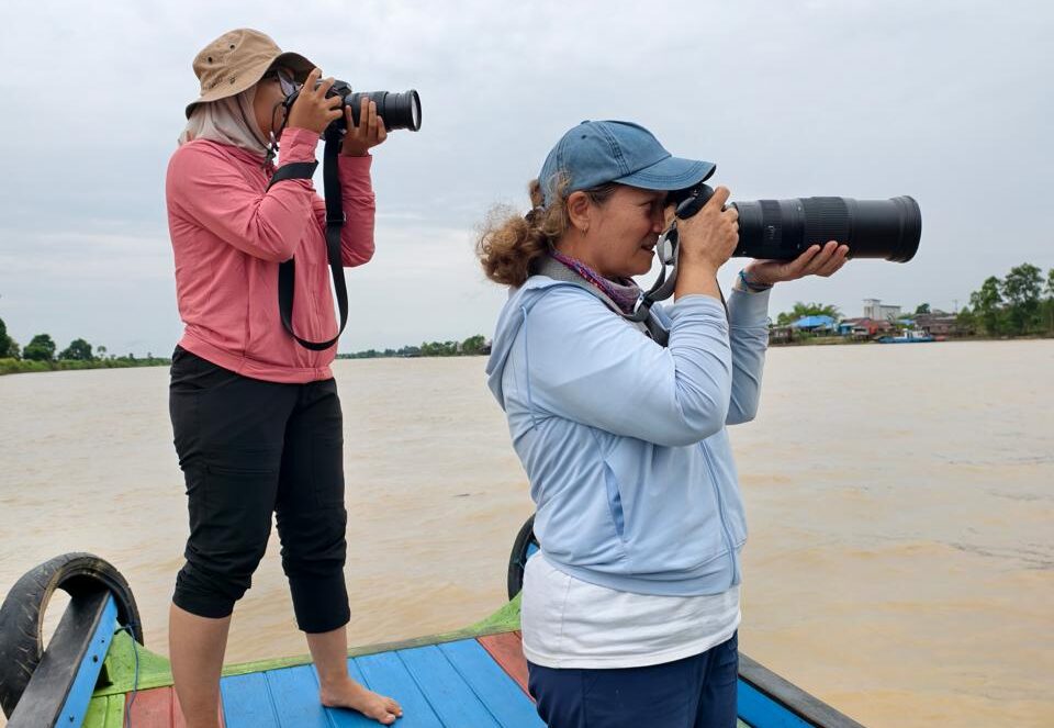 Danielle Kreb (kanan) saat melakukan pemantauan Peust Mahakam (foto: YK RASI)