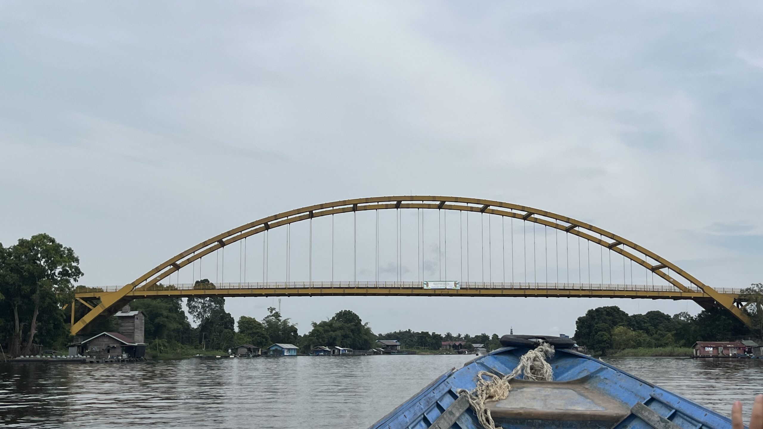 jembatan di dekat Desa Pela (foto: Rahma A/Sirana.id)