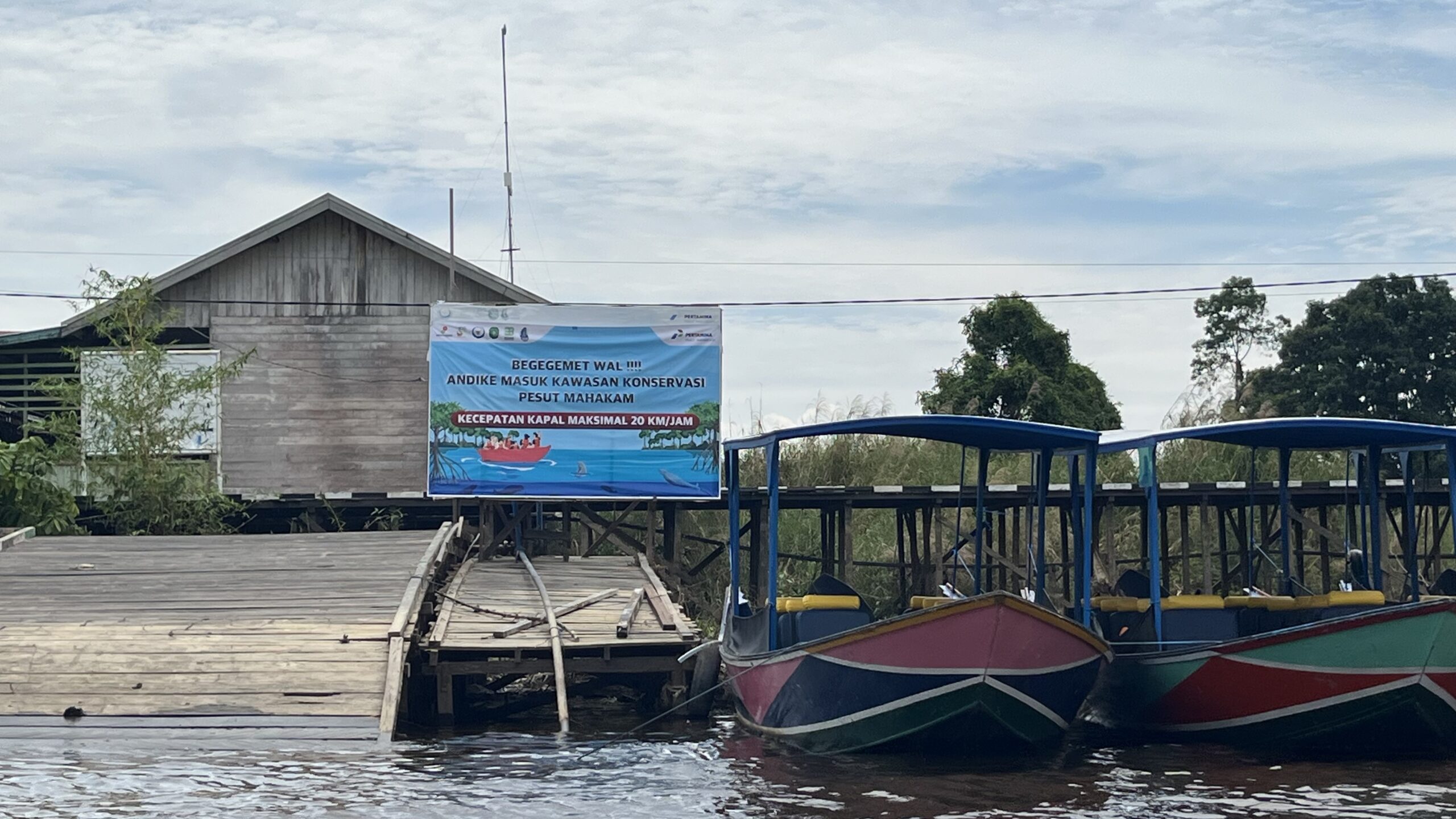 Papan peringatan untuk kapal yang melintas (foto: Rahma/Sirana.id)