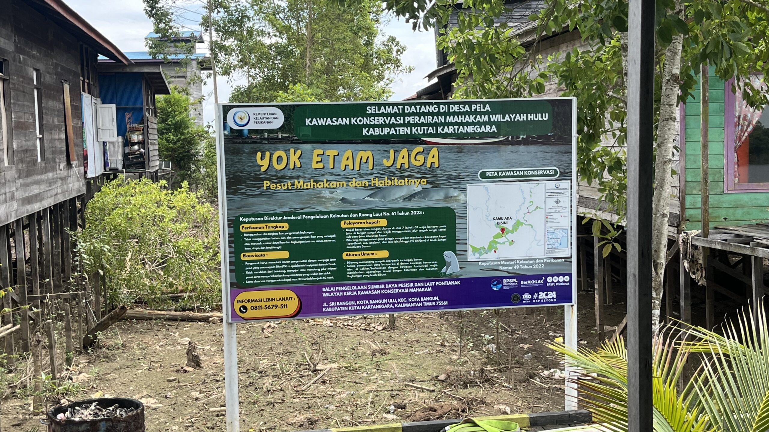 Pelang ajakan menjaga habitat Pesut Mahakam di Desa Pela (Foto: Rahma A/Sirana.id)