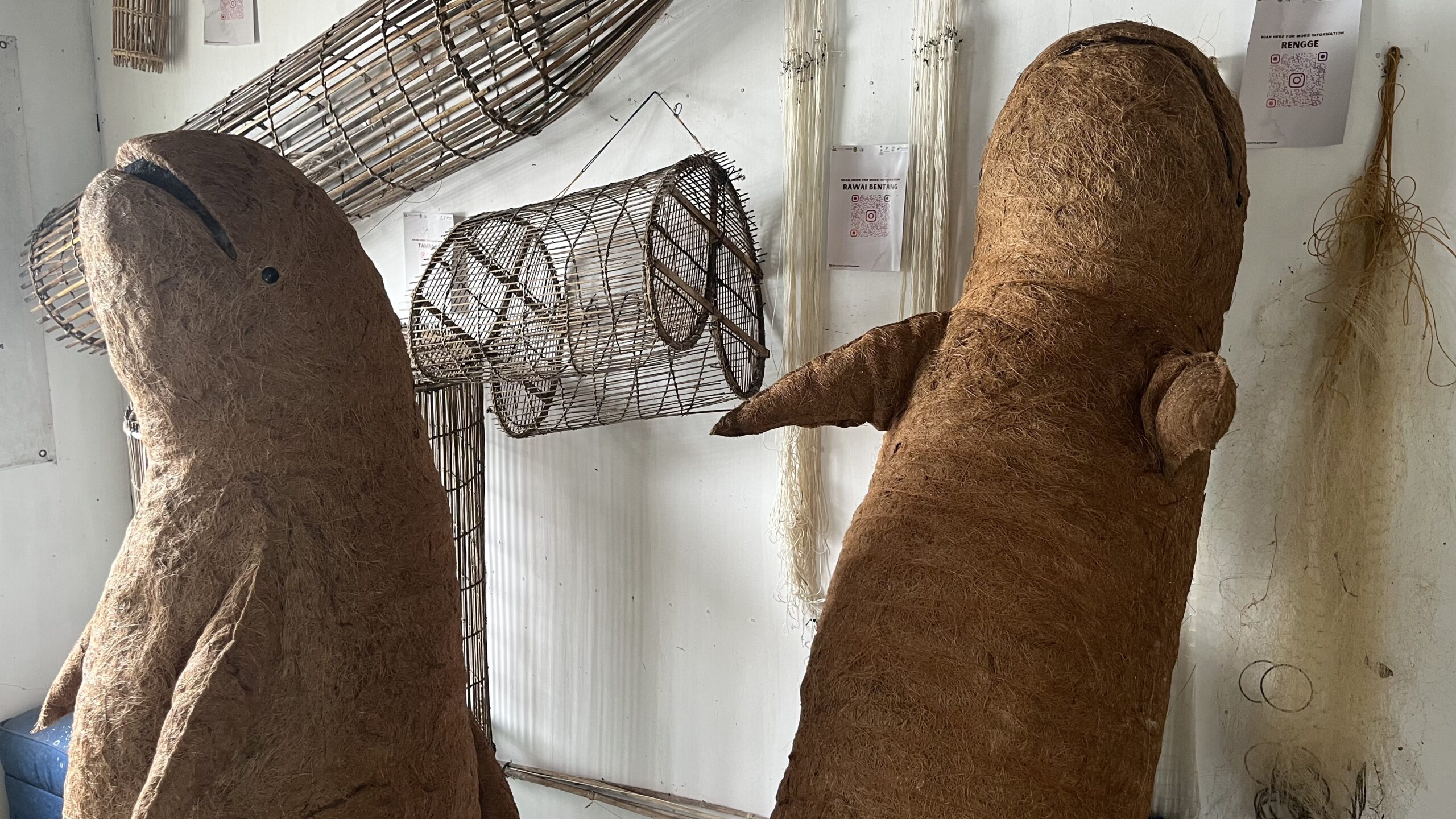Patung pesut mahakam dan alat tangkap tradisional nelayan di Museum Nelayan Desa Pela (foto: Rahma A/Sirana.id)