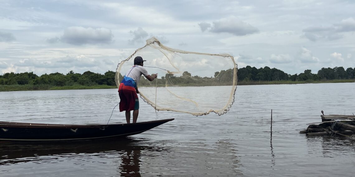 Nelayan di Desa Pela melempar jaring (foto: Rahma A/Sirana.id)