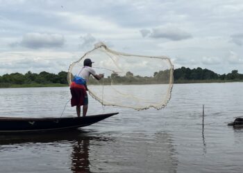 Nelayan di Desa Pela melempar jaring (foto: Rahma A/Sirana.id)