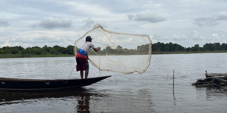 Nelayan di Desa Pela melempar jaring (foto: Rahma A/Sirana.id)
