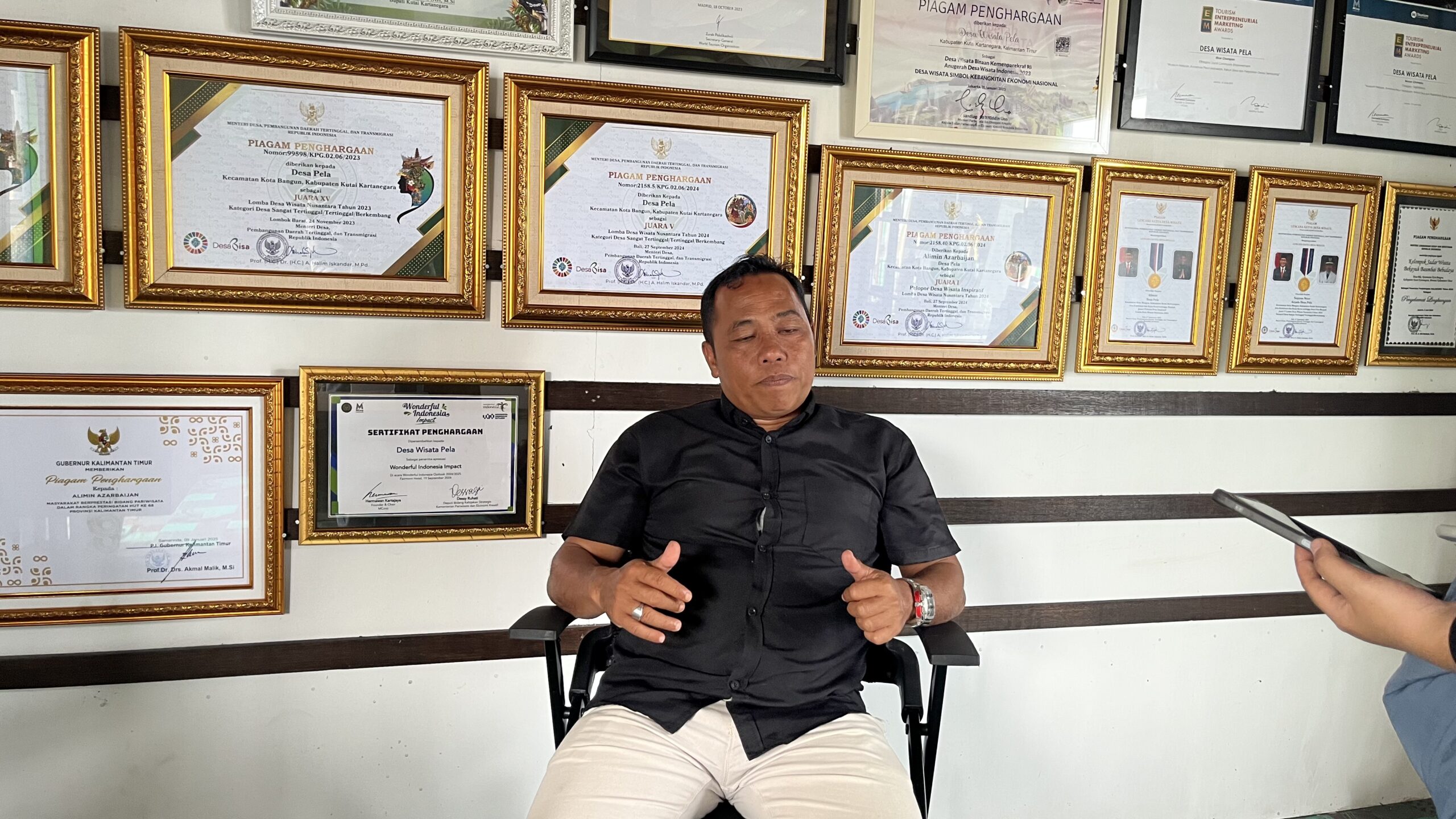Alimin, Ketua Pokdarwis di Desa Pela (Foto: Rahma A/Sirana.id)