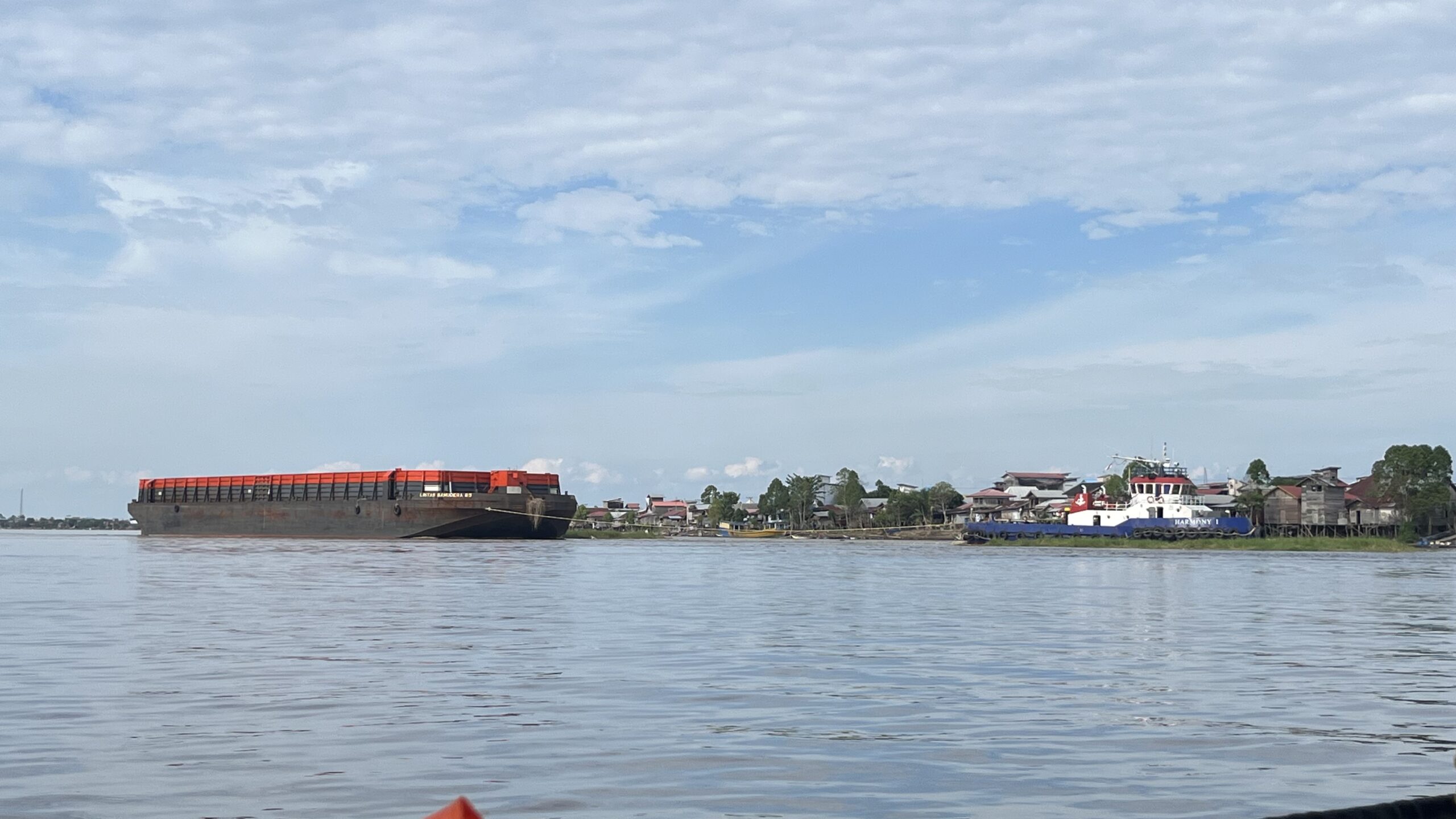 Kapal ponton pembawa batu bara melintas di perairan Kota Bangun, habitat Pesut Mahakam (foto: Rahma/Sirana.id)