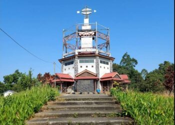 tugu ekuator di Santan Ulu (Credit foto: Anik Setyawati)