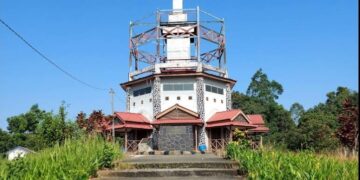 tugu ekuator di Santan Ulu (Credit foto: Anik Setyawati)