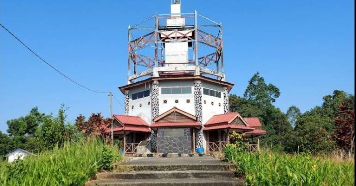 tugu ekuator di Santan Ulu (Credit foto: Anik Setyawati)