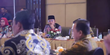 Rudy Mas'ud di forum yang dihadiri beberapa Pemda Wilayah Tambang di Indonesia (foto: Pemprov Kaltim)