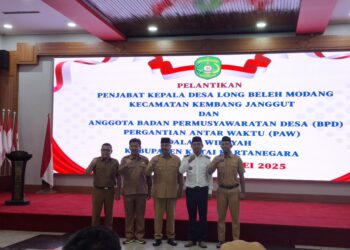 (Foto bersama saat pelantikan Pj Kades Long Beleh Modang/Istimewa)