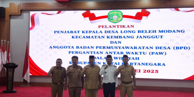 (Foto bersama saat pelantikan Pj Kades Long Beleh Modang/Istimewa)