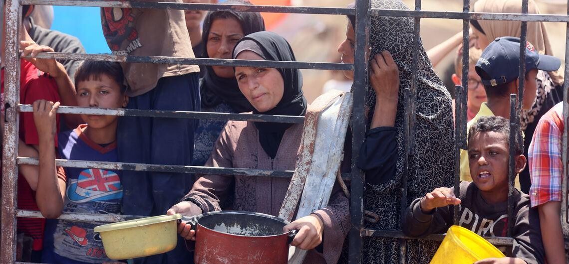 Perempuan dan anak sedang menunggu makanan di sebuah dapur pengungsian di barat Kota Gaza. (credit: UN News)