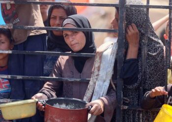 Perempuan dan anak sedang menunggu makanan di sebuah dapur pengungsian di barat Kota Gaza. (credit: UN News)