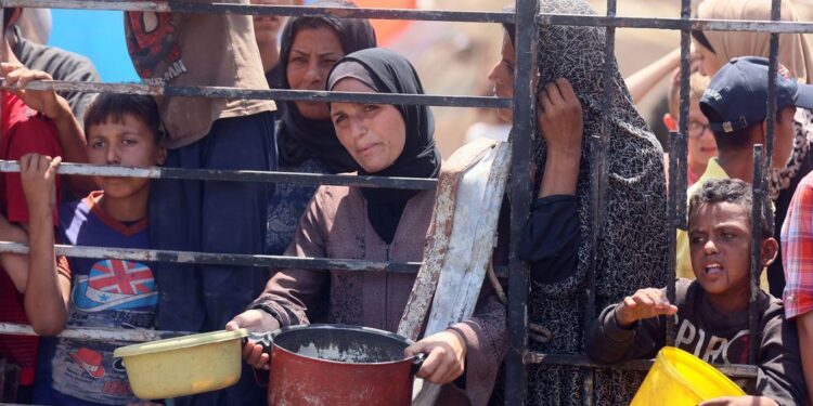 Perempuan dan anak sedang menunggu makanan di sebuah dapur pengungsian di barat Kota Gaza. (credit: UN News)