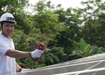 Zagy Berian dalam rangka pelatihan operasional Pembangkit Listrik Tenaga Surya (PLTS) yang digunakan untuk pengairan dan penyimpanan cold storage untuk hasil pertanian di Desa Pati bersama Desabumi