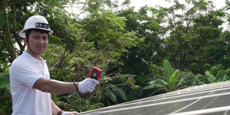 Zagy Berian dalam rangka pelatihan operasional Pembangkit Listrik Tenaga Surya (PLTS) yang digunakan untuk pengairan dan penyimpanan cold storage untuk hasil pertanian di Desa Pati bersama Desabumi