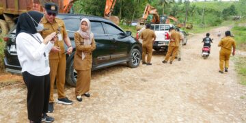 Keterangan foto: Survei lapangan penegasan batas IKN dan Balikpapan di PBU2 Jalan Soekarno Hatta, Kelurahan Karya Merdeka, Kecamatan Samboja Barat pada Selasa (26/8/2025). (foto: Humas OIKN)