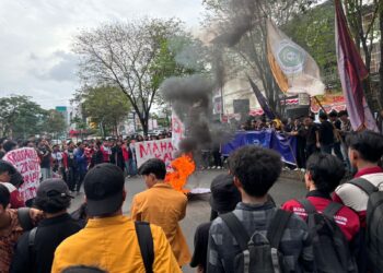 ilustrasi demo mahasiswa di gerbang kampus Universitas Mulawarman pada 2024 (sirana.id)