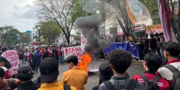 ilustrasi demo mahasiswa di gerbang kampus Universitas Mulawarman pada 2024 (sirana.id)