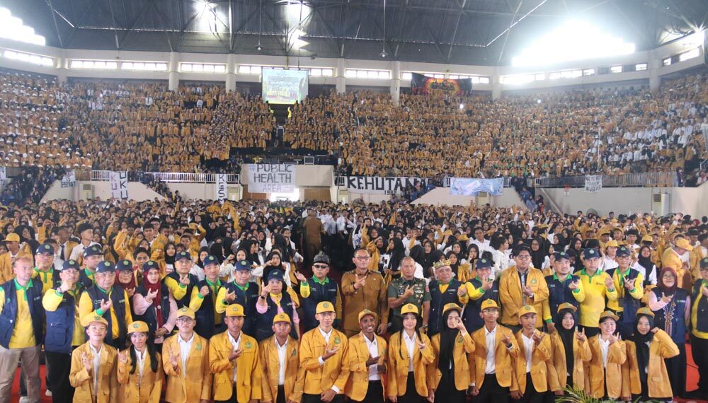 pejabat Unmul, berfoto bersama dengan Wagub Seno Aji dan Militer, dalam PKKMB Unmul 2025 (foto: Humas Unmul)