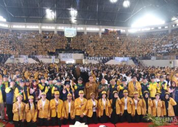 pejabat Unmul, berfoto bersama dengan Wagub Seno Aji dan Militer, dalam PKKMB Unmul 2025 (foto: Humas Unmul)